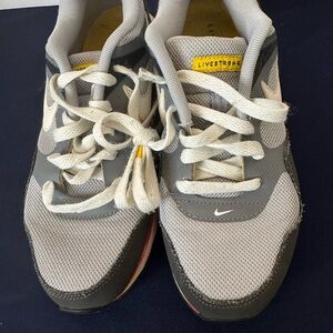 Vintage Women’s Nike Air Sunrise Livestrong 2012 Size 7